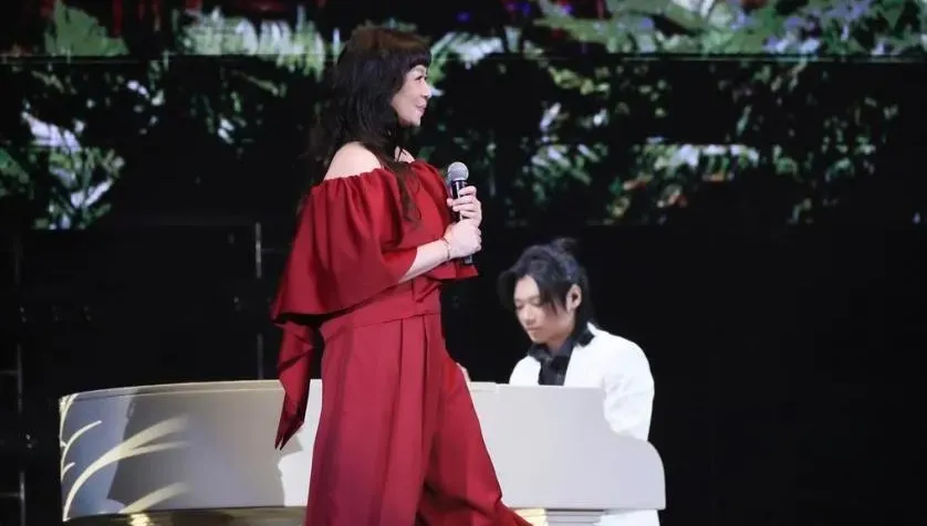 56歲趙詠華深情開唱「新歡曝光」　同框27歲小鮮肉飄出幸福粉紅泡泡