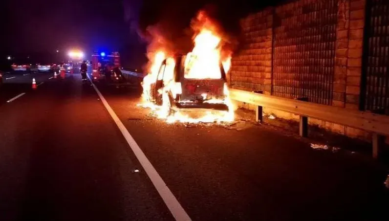 國1彰化段火燒車！小客車慘遭火舌吞噬　4人急跳車逃生