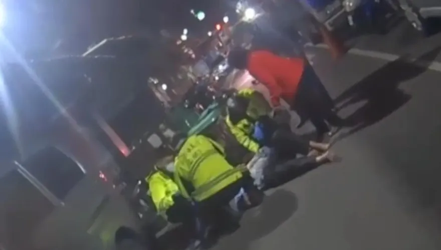 影/亂入宮廟餐會搗亂！三重醉男不請自來入席     還賞妹子巴掌被打趴