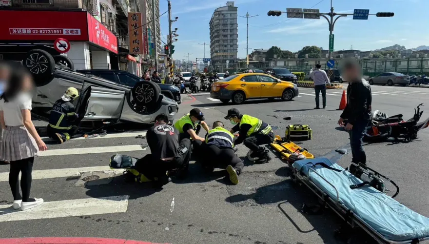 快訊/驚悚瞬間曝！轎車違規左轉遭重機猛撞「烏龜翻」　騎士命危送醫不治
