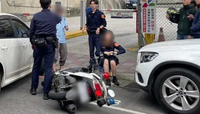 影/新北正妹女警趕赴事故現場　撞對向左轉車慘摔送醫