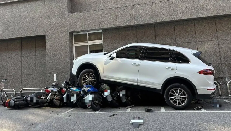 影/大直保時捷休旅車急閃騎士　失控 「騎上」路邊整排機車