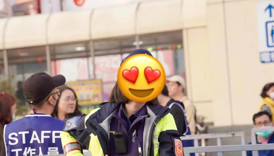 台中正妹女警爆紅「台北的她站出來了」！甜美波麗士1600網友全嗨翻