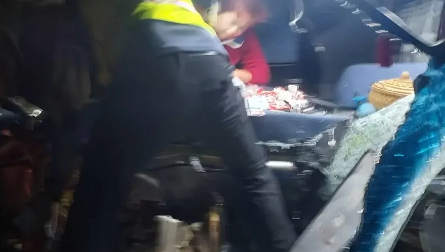 影／台中1命危6傷車禍！美食直播主員工旅遊撞逆向貨車　老闆現場急開播求救