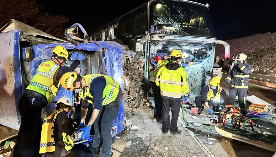 快訊/疑酒駕釀禍！台中大甲遊覽車、貨車對撞　駕駛命危7人送醫搶救中