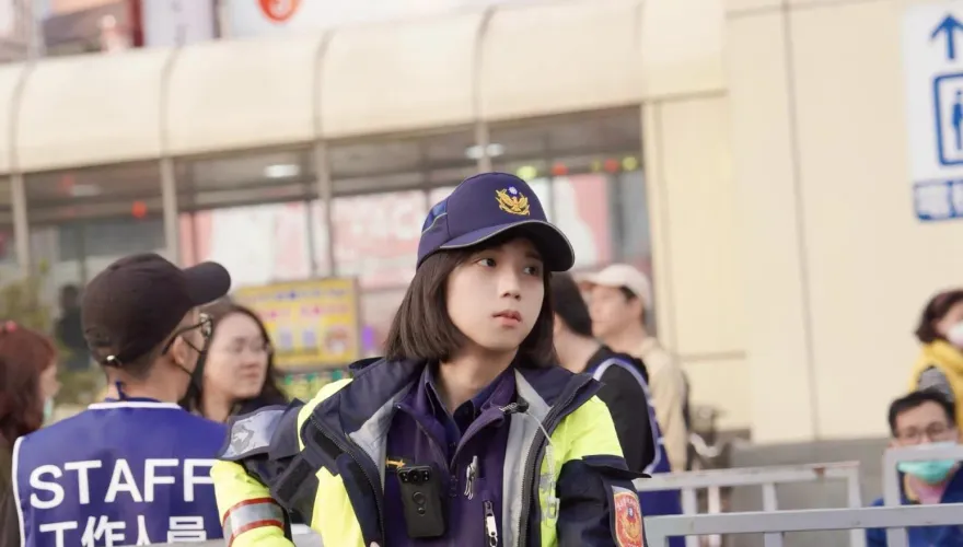 台北燈會制服妹子超吸睛　上千網友暈船「我只看到美女警察」