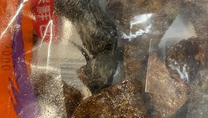 影/慎入！知名豆干送「完整鼠乾」還有毛　南市衛生局溯源