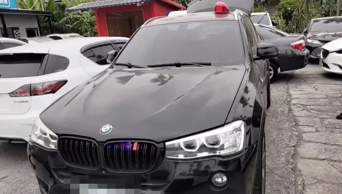 再皮啊！BMW車貼「中打」還裝警示燈　本尊把他抓起來…下場GG