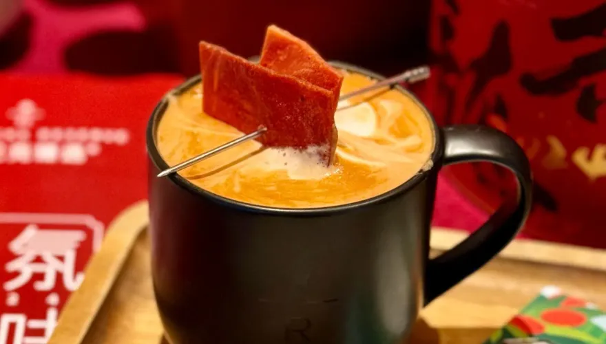 1杯3百元！陸星巴克龍年限定新品「肉脯+拿鐵」　網友嘗鮮曝真實反映
