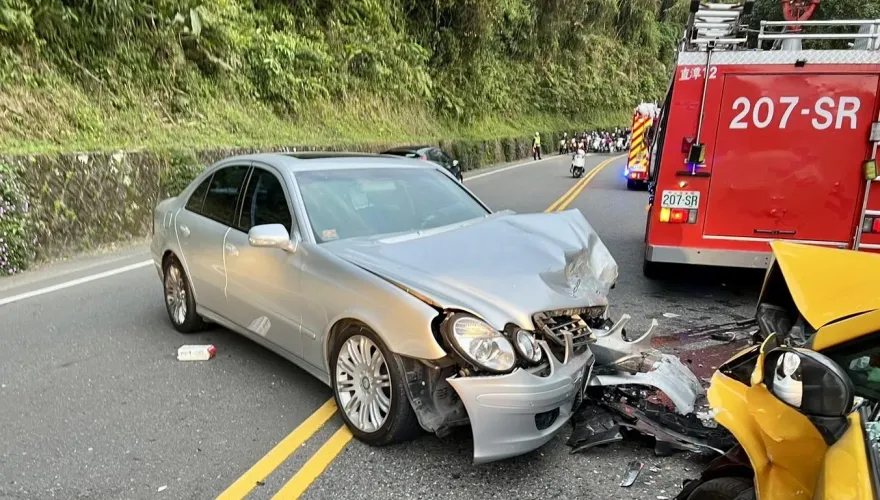 台9線賓士越線對撞小黃3人傷　2車頭全毀賓士男自稱「打瞌睡」釀禍