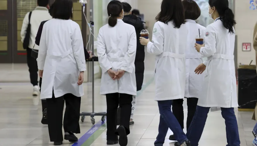 南韓上千名醫師集體請辭醫療現場陷危機　重大手術無限期延後