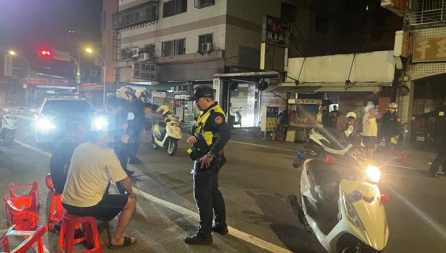 影/三峽火爆三兄弟酒後鐵棒痛扁鄰居！見阿sir還身體衝撞、安全帽打掉警棍