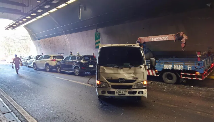 快訊/彰化八卦山隧道驚見7車追撞！西向隧道暫封1人傷