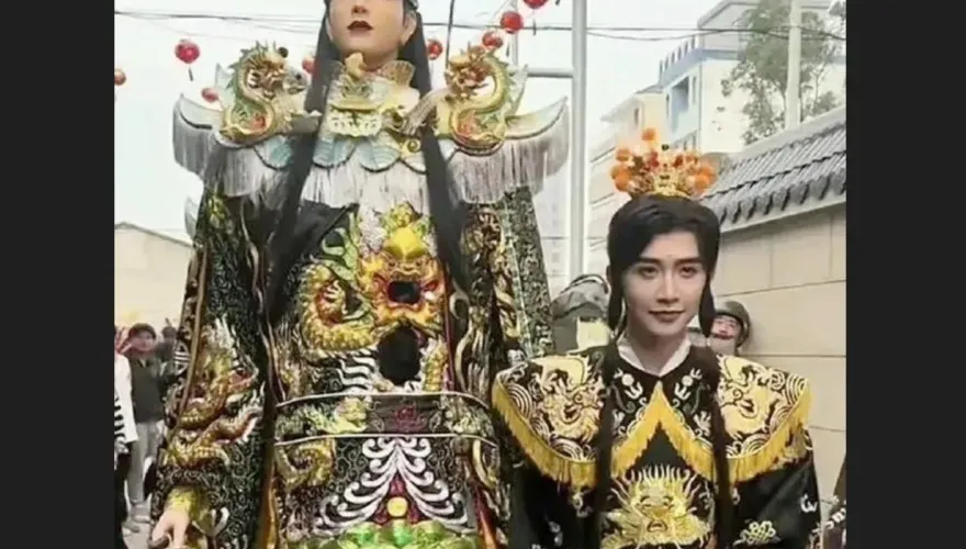 影/大不敬！網紅扮神明遊街…鞭打趕不走　竟扯「官方邀請」引眾怒