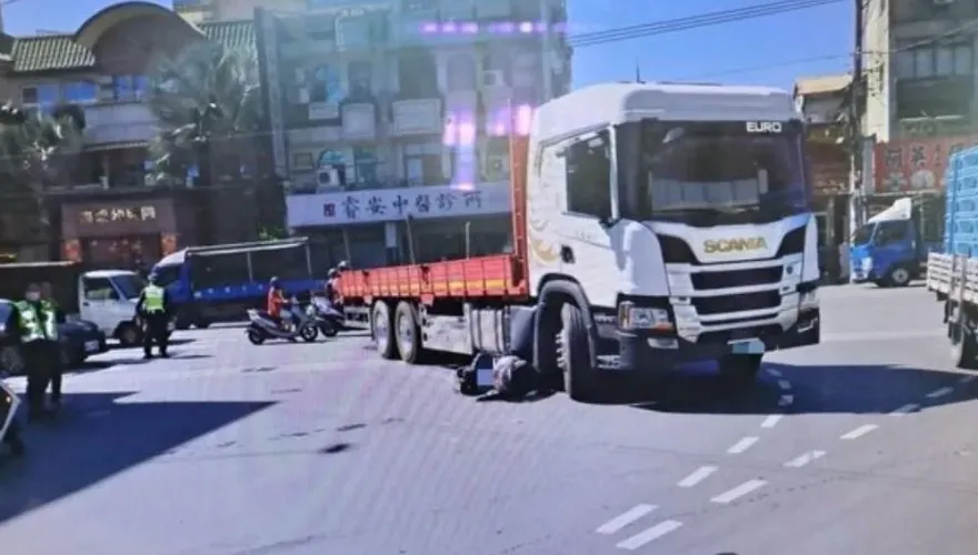 快訊/高雄大貨車路口擦撞機車　67歲男騎士送醫
