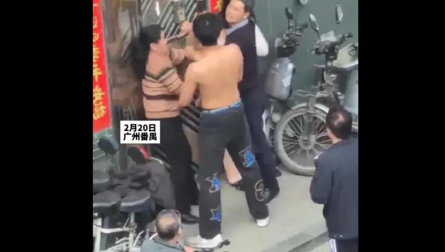 影/老爸「睡了」兒子女友「全家人打成一團」　網搖頭：電視劇都不敢這麼演