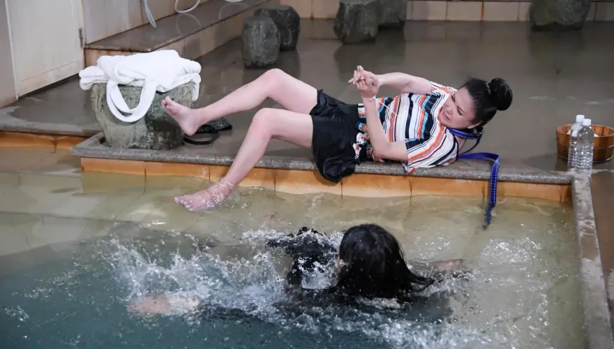 丁國琳「封G奶」泡溫泉池！因1事扭打德馨包緊緊　點名1男星拍偷情戲最騷