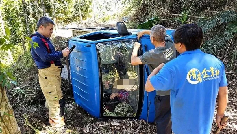 影/嘉義大埔貨車翻山路！駕駛妻一度受困車內　中埔警消急救援
