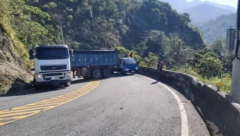 頭過身不過！阿里山公路聯結車拋錨右輪卡山溝　橫擋雙向一度阻塞