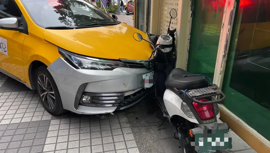影/三重驚見小黃失控衝撞3車！險撞路人最後被公車侯車亭「卡」住