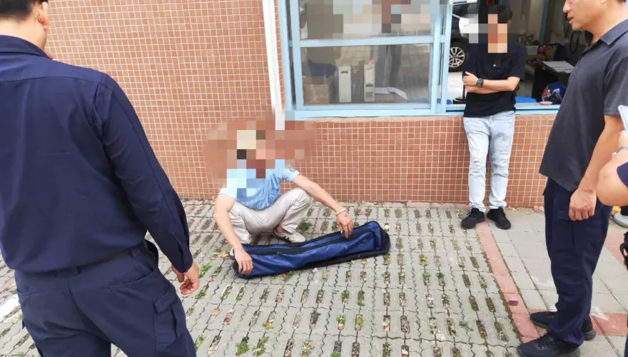 不滿兒遭霸凌！莽父「帶武士刀」衝校談判　遭警壓制挨告恐嚇送辦