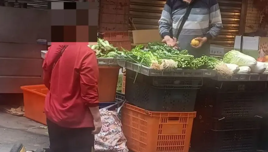 街頭奇景！婦買完菜…半小時後回攤販嗆「收500沒找錢」　還下跪喊救命
