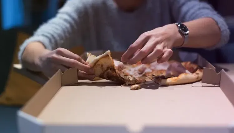 一堆人超愛！宵夜「吃4食物」脂肪堆積還睡不好：奶酪、麵條都中了