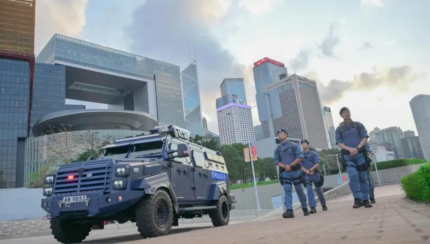 港澳辦主任夏寶龍抵港考察！港反恐特警待命「劍齒虎裝甲車」高姿態巡邏