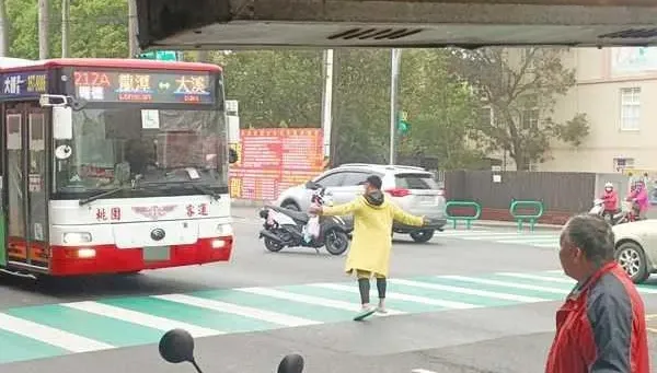 桃園驚見「帝王行人」！黃衣男路中央「亂攔車」　軍車、公車照樣擋