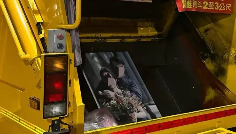 婚姻是愛情的墳墓！見婚紗照被丟入垃圾車　萬人感慨：三秒鐘結束關係