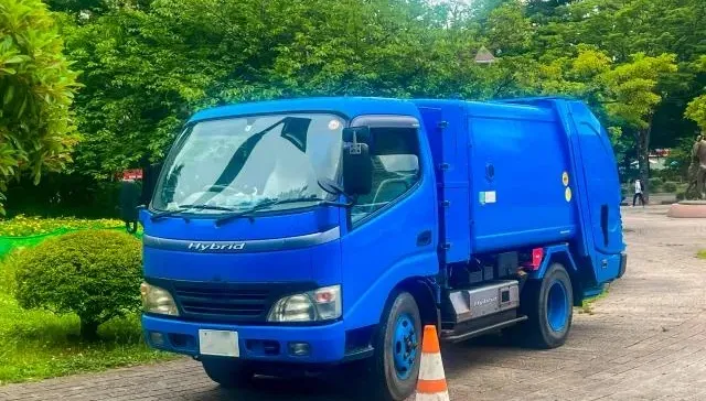 手煞車沒拉緊！垃圾車駕駛下車作業　車子滑動撞向民宅他慘遭夾死