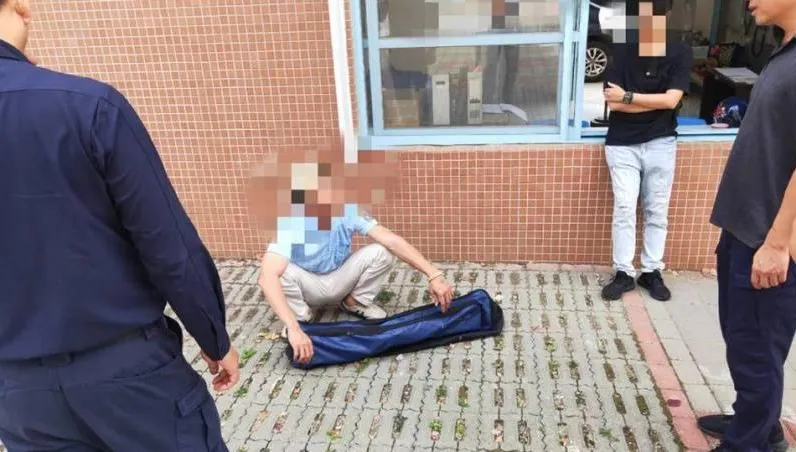 台中爸懷疑小孩遭霸凌持武士刀闖校園！1500師生躲教室全嚇傻