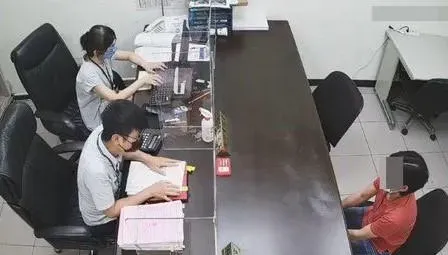 董娘刷下7名錶還裝窮！欠稅千萬躲10年遭通緝　執行署拿保險抵債3百萬