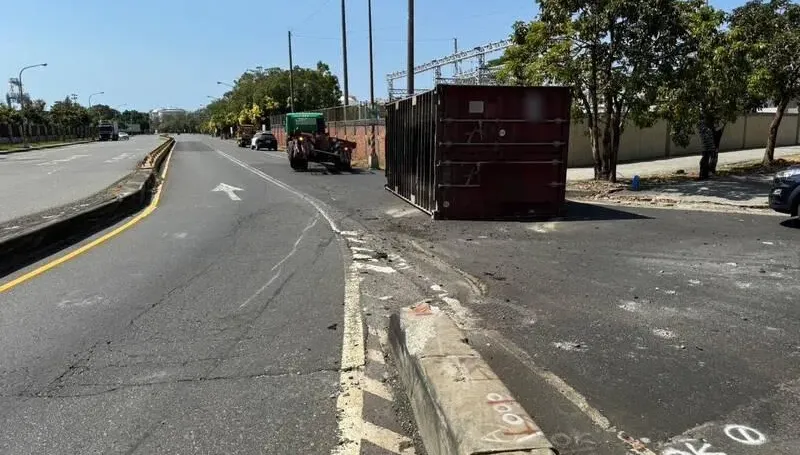 嚇死人！高雄曳引車轉彎未減速自撞路邊護欄　「巨型貨櫃」翻覆橫躺路中央