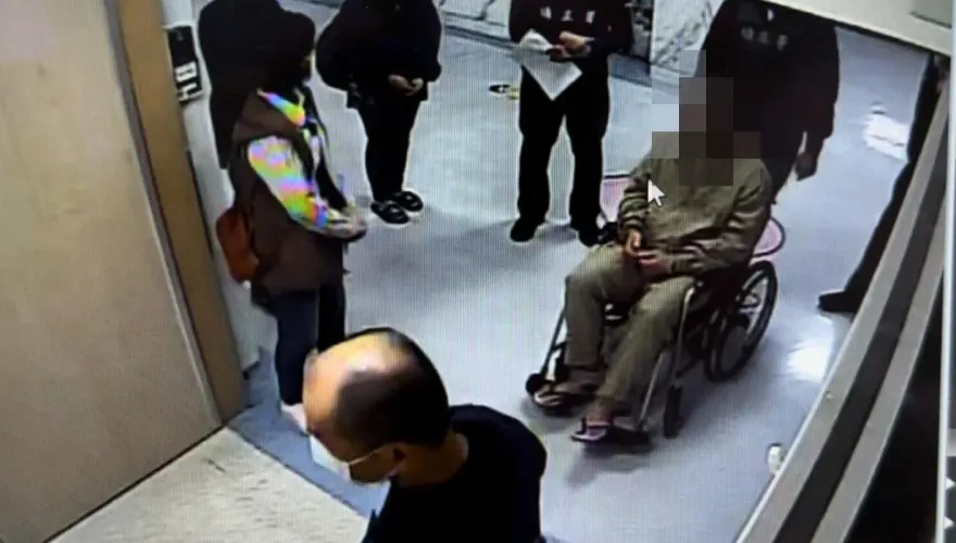 影/催淚！服刑父夜奔ICU探命危女兒　悲喊「爸爸來了」…小妹竟回應「這動作」