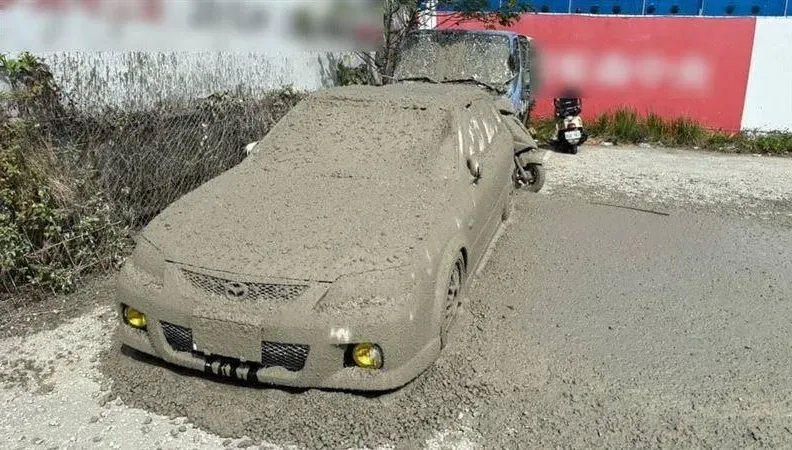 影/泥漿雨狂噴！馬自達慘變「水泥車」　建商霸氣喊話「全額買下」