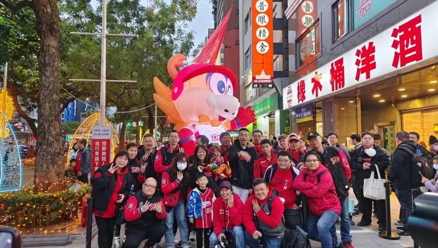 威弟、小龍女揪球迷關注偏鄉少棒！元宵現身燈會發小紅包