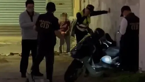影/屏東竊賊猝逝「警執法影片曝」！他坐地遭5警包圍　無抵抗不斷求饒
