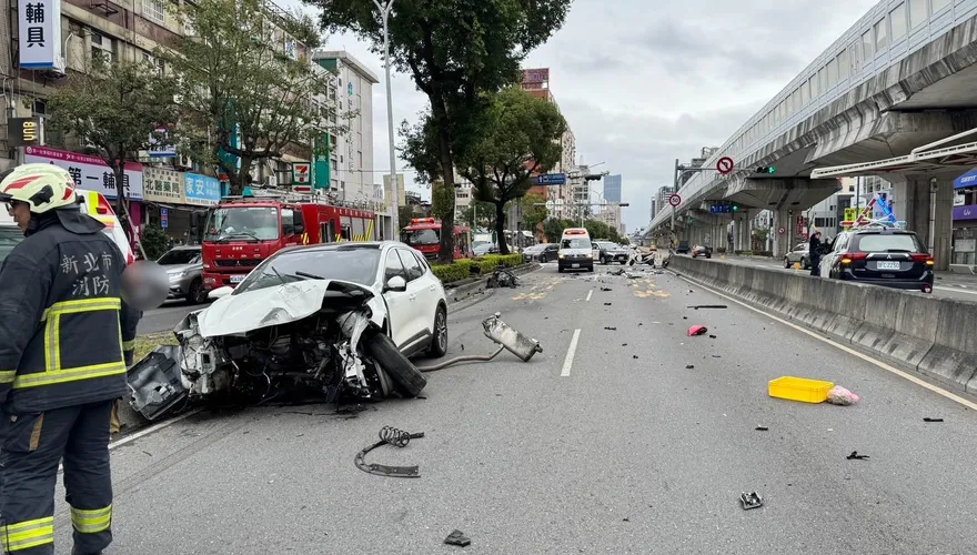 快訊/直擊高速追尾！新莊男載8旬母遭撞2傷　水泥護欄撞倒、車頭削半