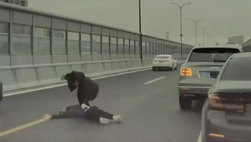 影/賓利男逼停BMW車主暴打「還拔行車紀錄器」　竟是「表兄弟」經營糾紛起衝突