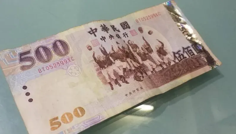 拿100元託買鹽巴⋯友燦笑拿回4張「幫你省錢」　他怒絕交：很自責