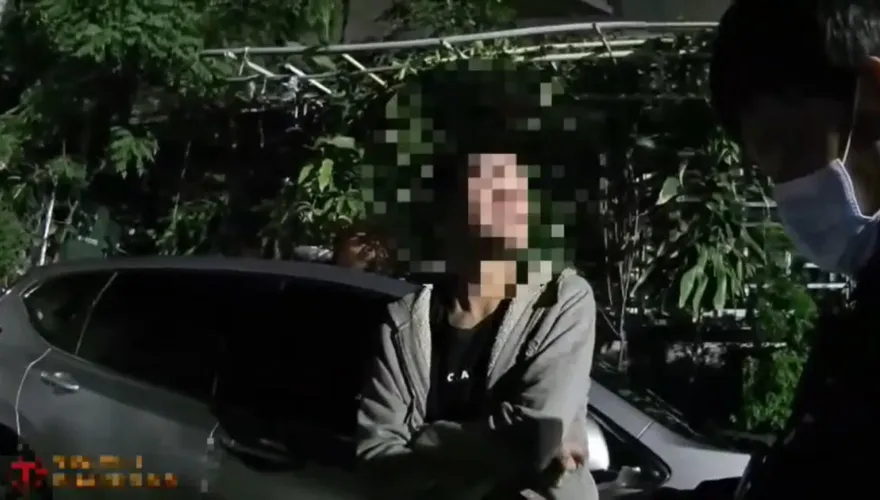 影/天降業績！三重警關懷路倒醉漢　對方竟自爆：我被通緝快銬我