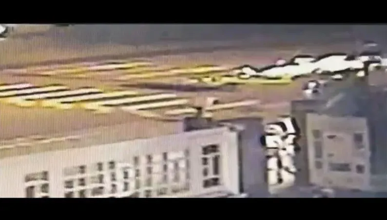 影/騎單車過斑馬線遭撞飛！棒球校隊生「腦重創」昏迷　教練淚崩「四肢不斷抽動」