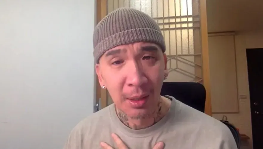 作家H開直播痛哭！「不是恐怖情人」已2天沒吃沒睡　哽咽曝分手過程：你們會笑