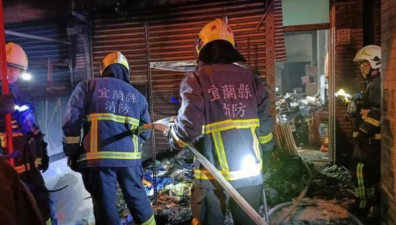 疑似黑衣人縱火？羅東透天民宅騎樓突起火　1家4口受困驚險逃生