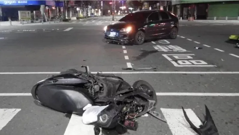 高雄左營凌晨傳車禍！轎車沒耐心等直接違規左轉　下秒撞飛女騎士