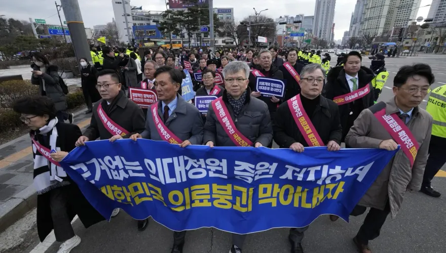 上萬名醫師辭職！矢言「堅決抵制擴招」　韓政府祭最後通牒「2月底前復工」