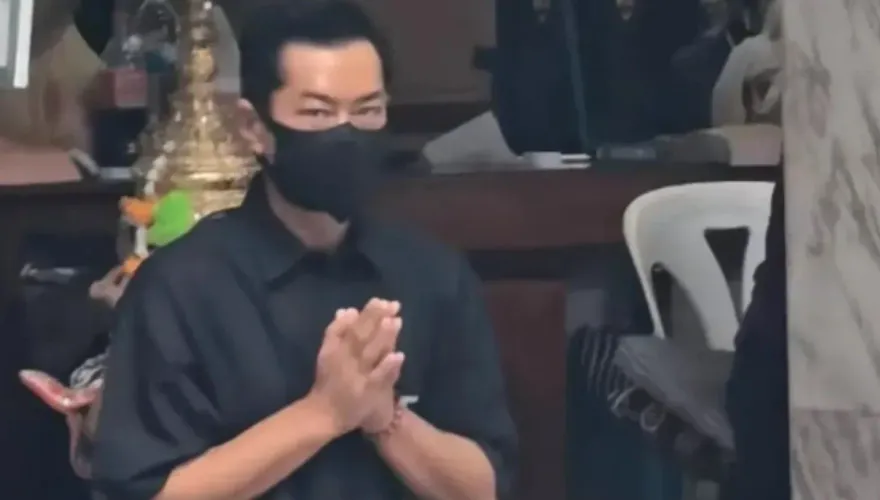 古天樂當眾下跪！現身泰國還願四面佛　「捐30萬金象」請8舞者獻舞全被拍
