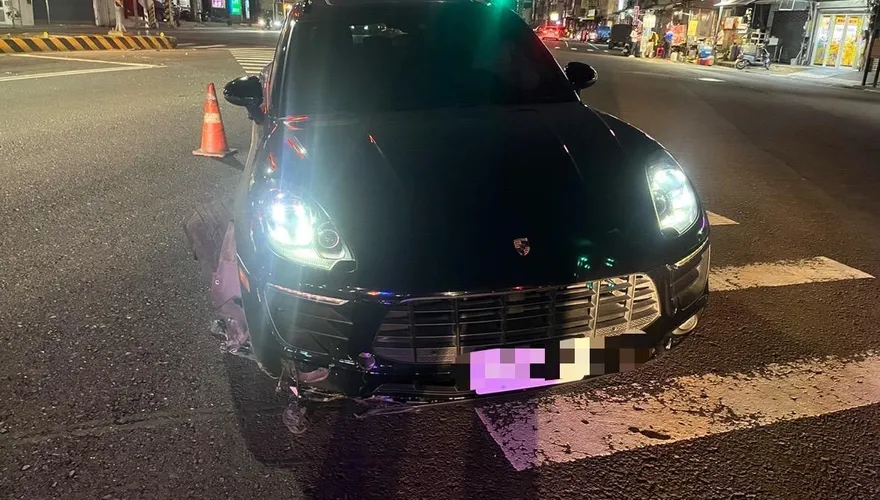 影/不拉風了！高雄保時捷男「酒駕」撞上分隔島　車頭撞爛