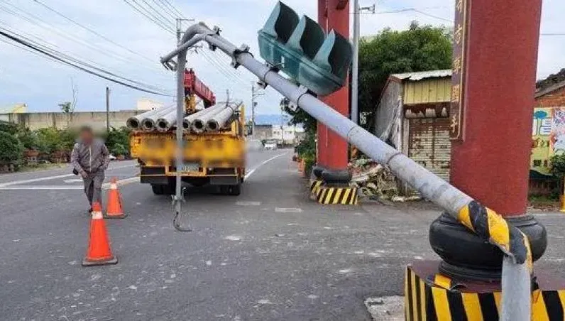苗栗紅綠燈「搖搖欲墜」！貨車司機忘收吊桿釀禍　恐賠40萬